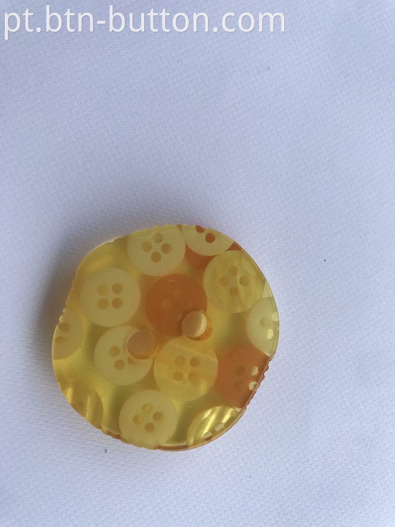 Clothing buttons made of resin fragments